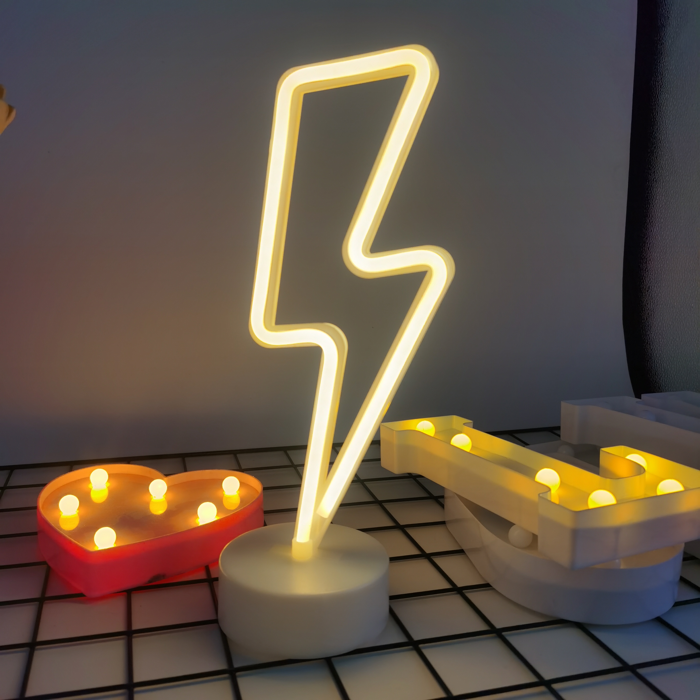 Lightning LED neon light, USB  - Party Games Girls Night recension och pris